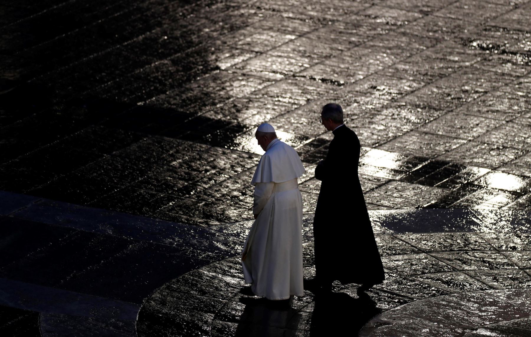 El Papa Francisco camina en la Plaza de San Pedro durante una extraordinaria bendición 