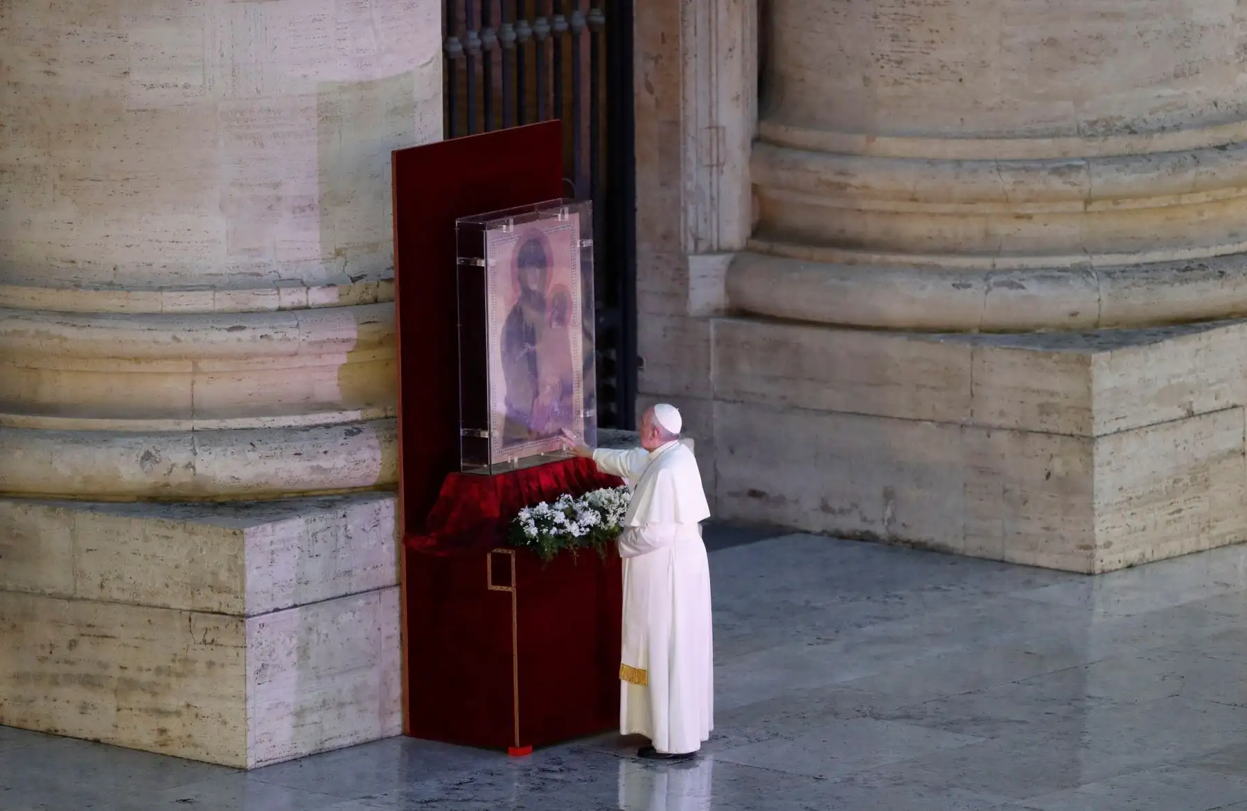 El Papa Francisco camina en la Plaza de San Pedro durante una extraordinaria bendición 
