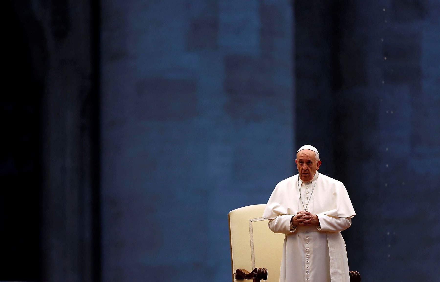 El Papa Francisco camina en la Plaza de San Pedro durante una extraordinaria bendición 