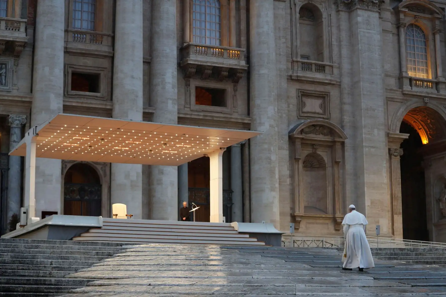 El Papa Francisco camina en la Plaza de San Pedro durante una extraordinaria bendición 