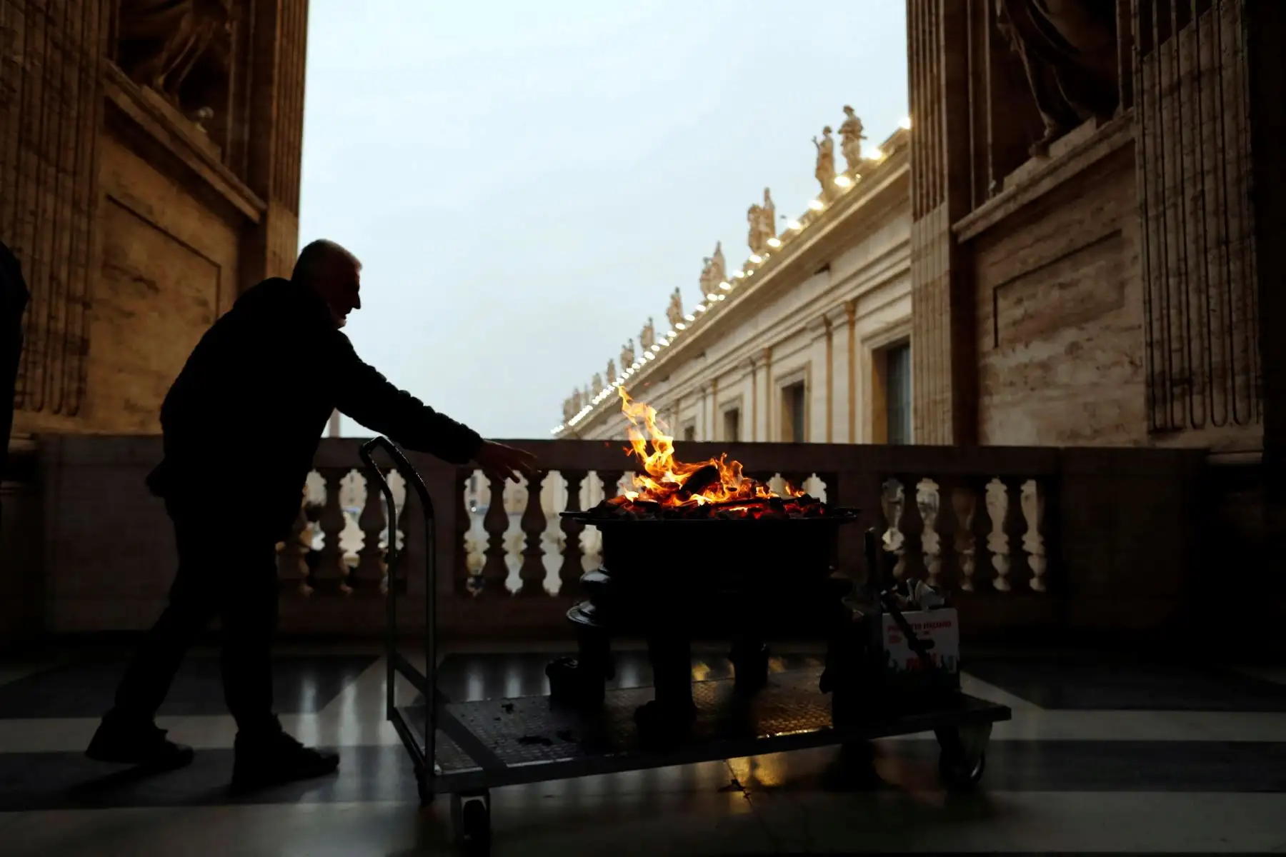El Papa Francisco camina en la Plaza de San Pedro durante una extraordinaria bendición 