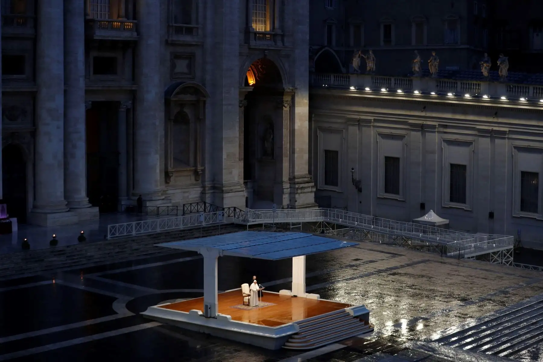 El Papa Francisco camina en la Plaza de San Pedro durante una extraordinaria bendición 