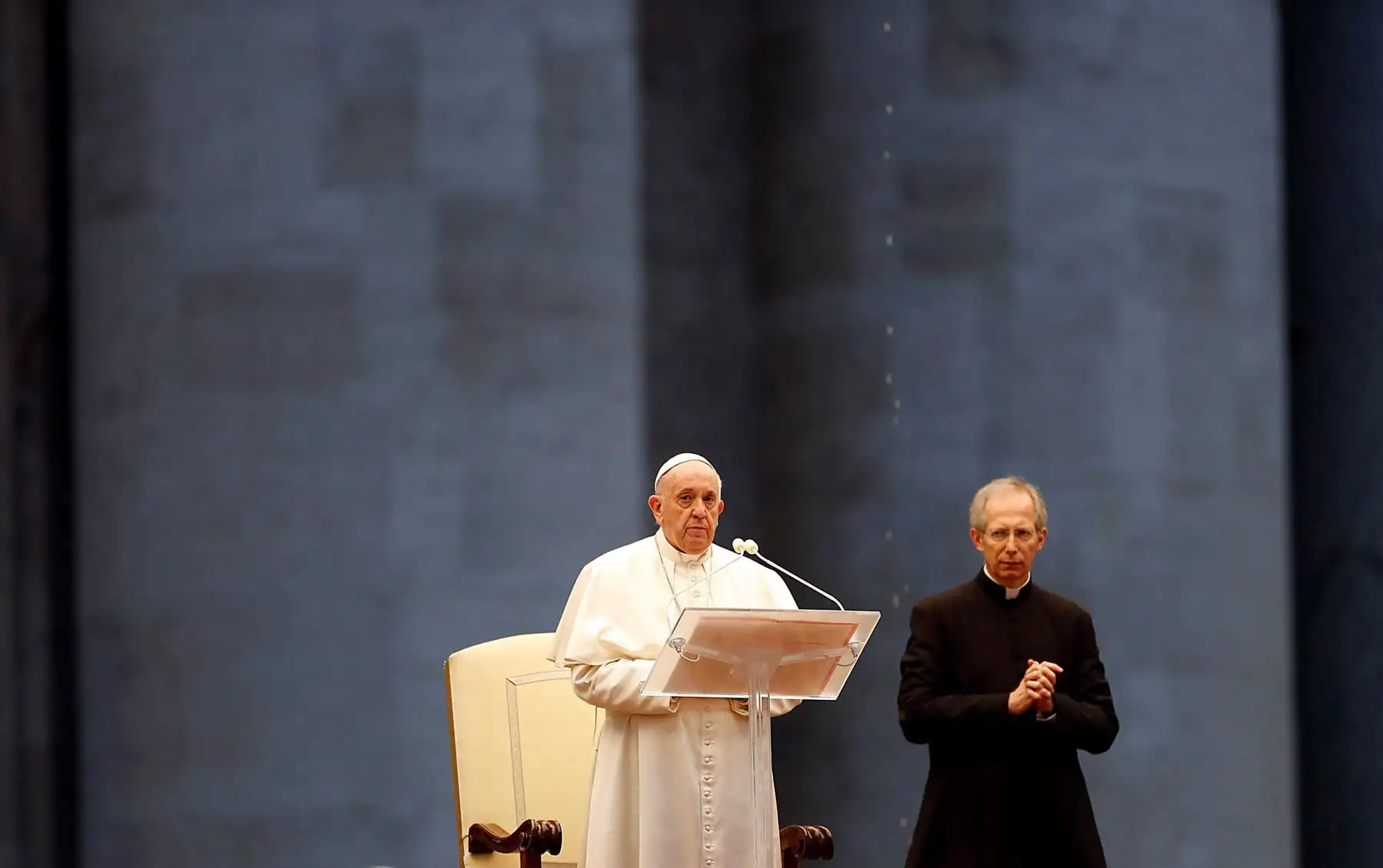 El Papa Francisco camina en la Plaza de San Pedro durante una extraordinaria bendición 