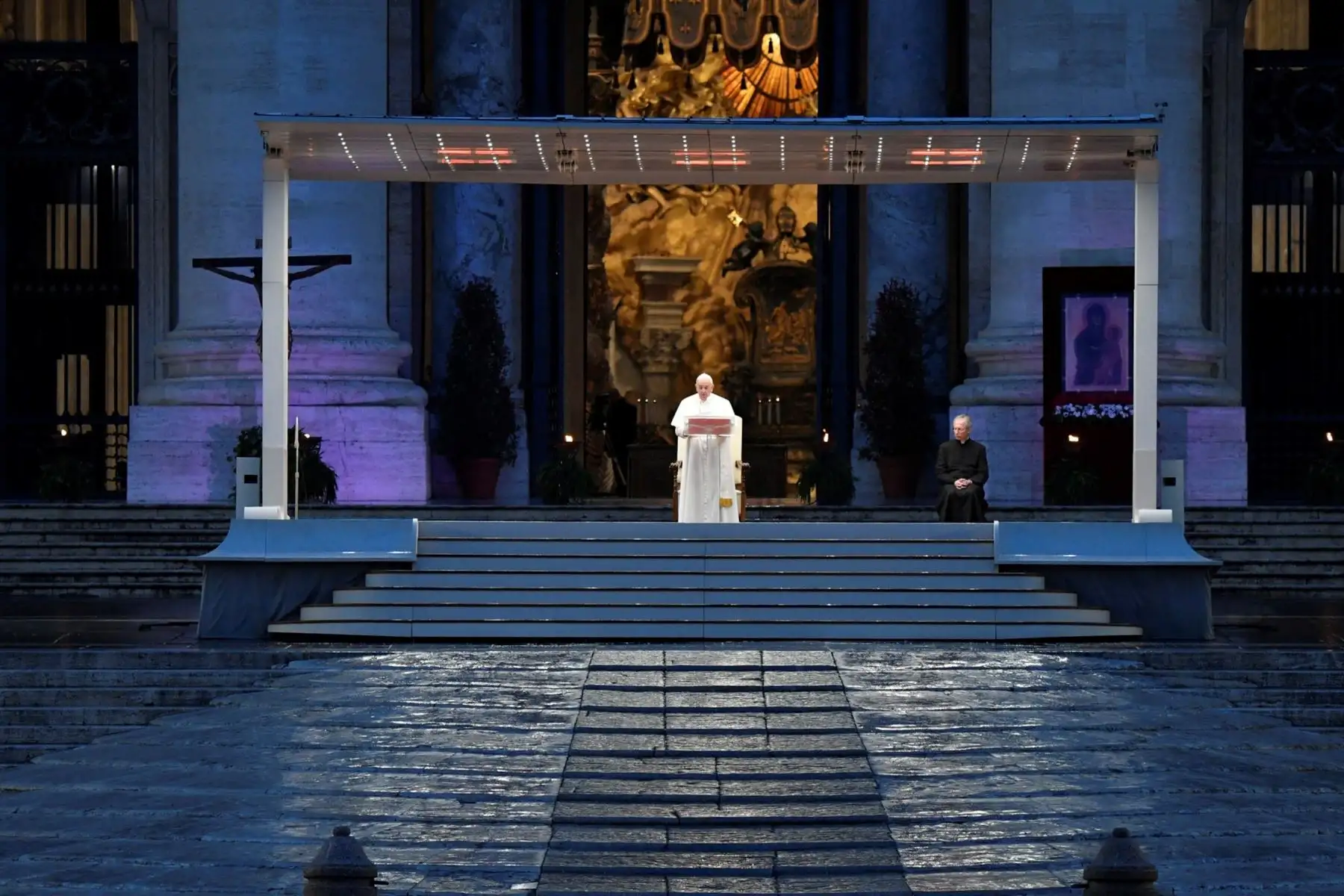 El Papa Francisco camina en la Plaza de San Pedro durante una extraordinaria bendición 