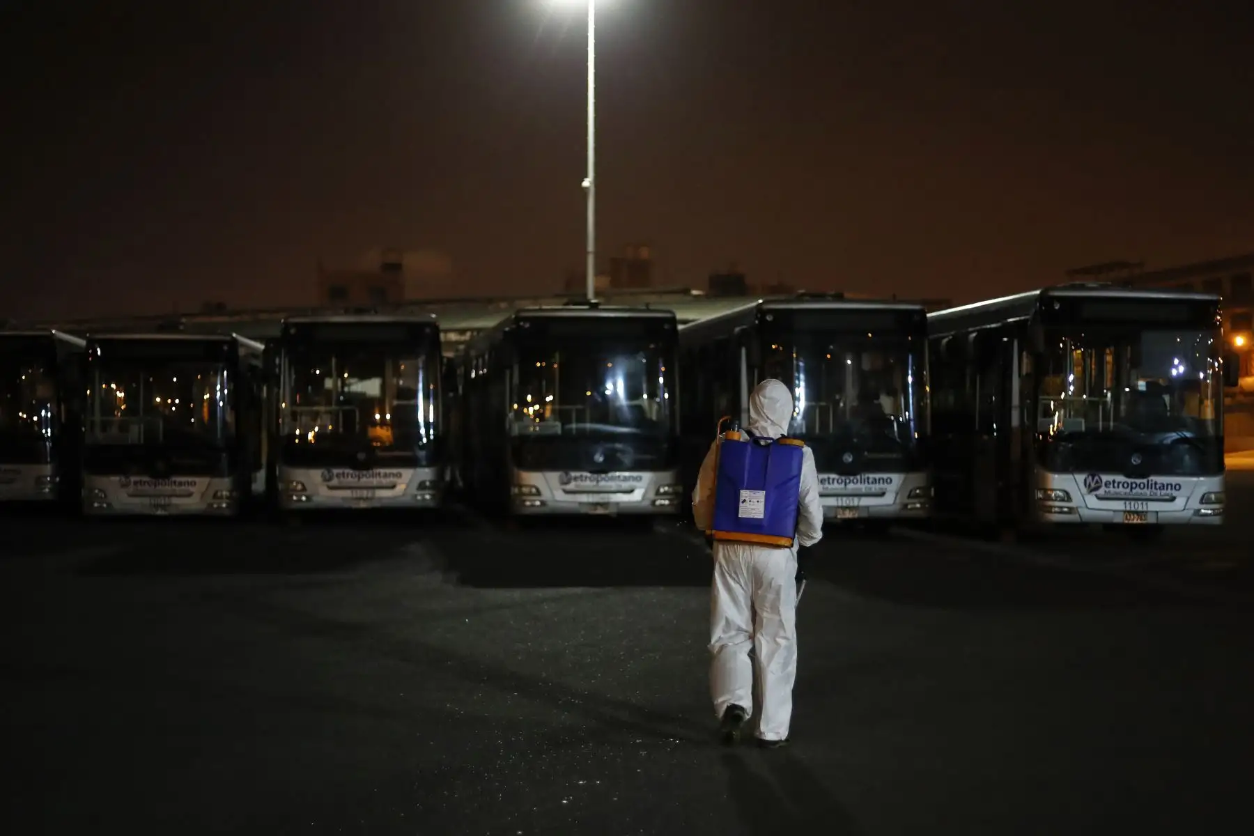 Personal encargado de desinfectar buses inicia su trabajo uno a uno de los buses que transitaron durante el día. Foto: ANDINA/Renato Pajuelo