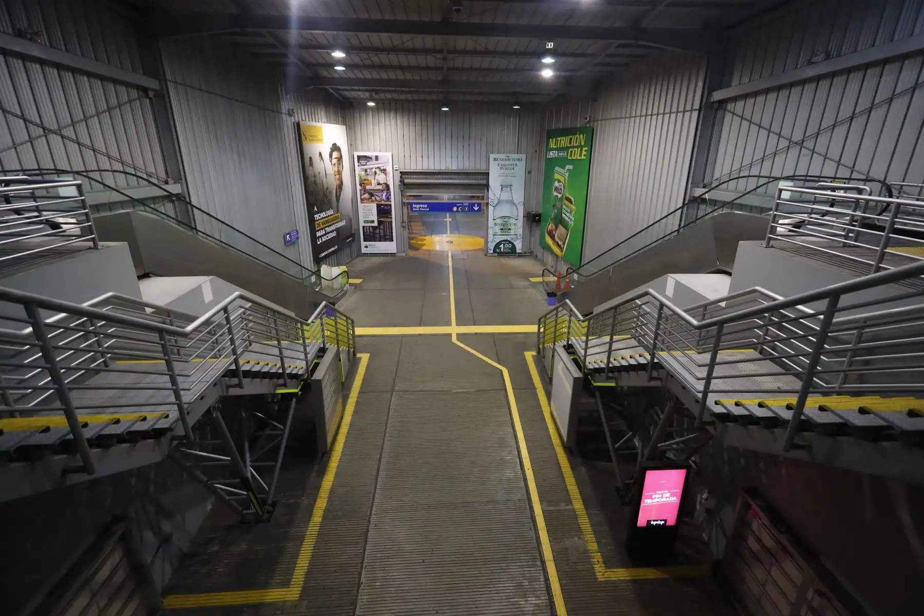 10:00pm y la Estación Matellini en Chorrillos luce completamente vacía. Foto: ANDINA/Renato Pajuelo