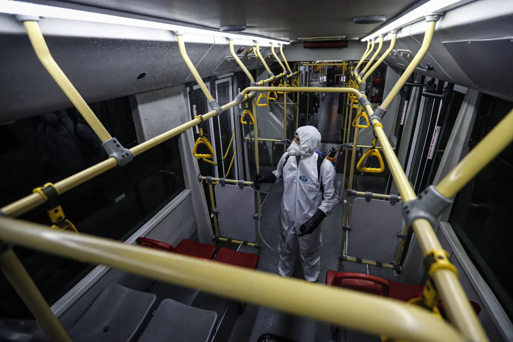 Desinfección de los buses en todo rincón. Foto: ANDINA/Renato Pajuelo