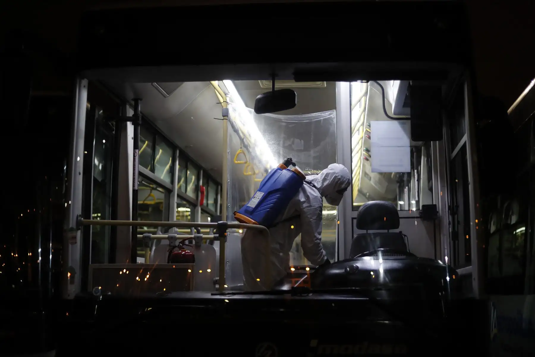 Personal de desinfección enciende las luces del vehículo antes de iniciar su jornada. Foto: ANDINA/Renato Pajuelo