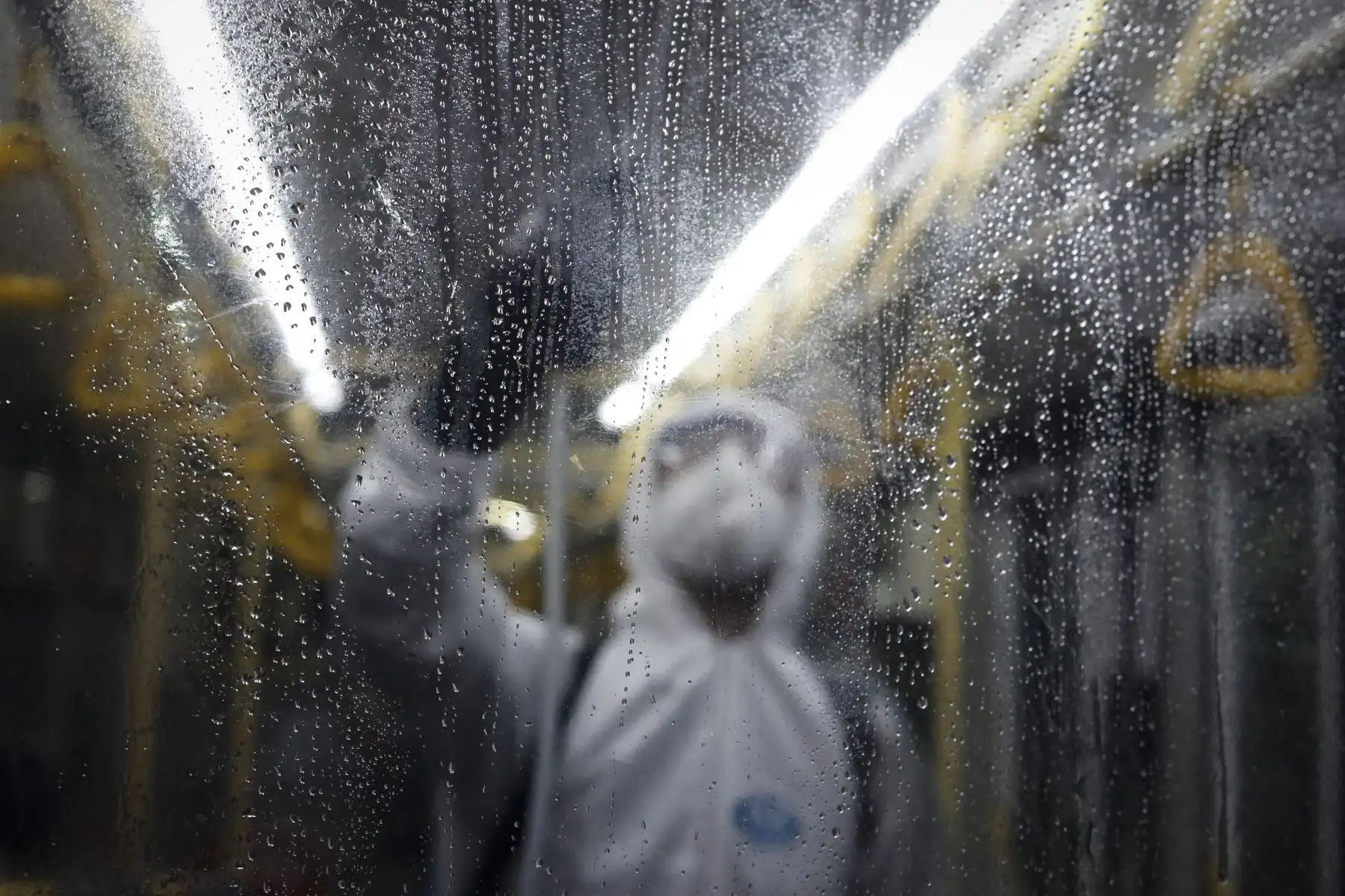 Luego de este proceso los buses quedan listos para operar la jornada siguiente. Foto: ANDINA/Renato Pajuelo