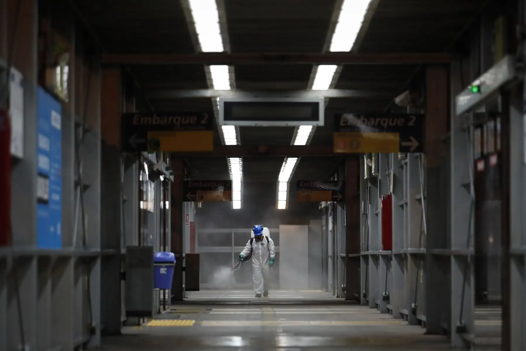 A fin de evitar la propagación y el contagio de enfermedades respiratorias, la Municipalidad de Lima y las empresas concesionarias han reforzado la limpieza y desinfección en los buses troncales y alimentadores del Metropolitano. Foto: ANDINA/Renato Pajuelo