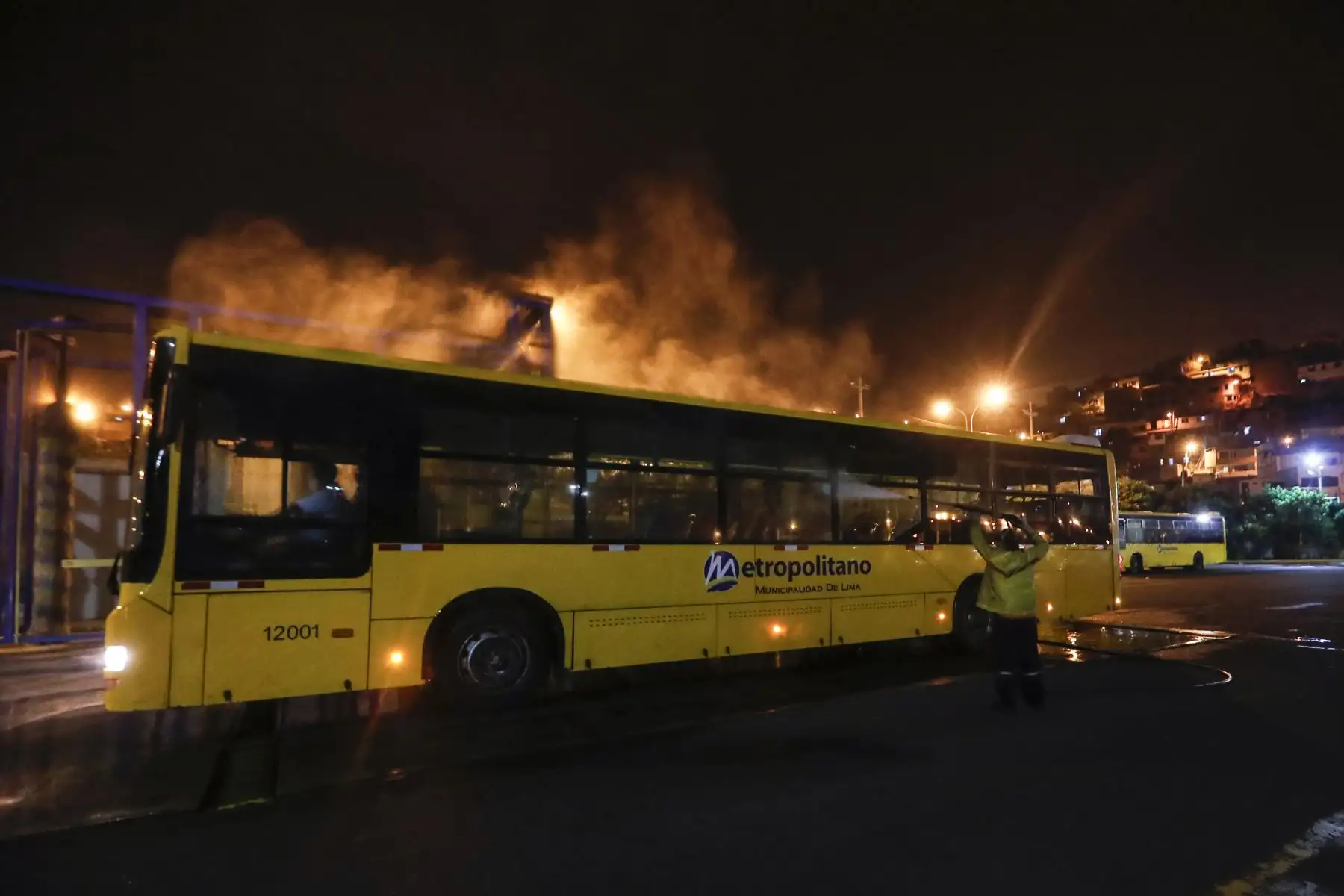 Trabajador de limpieza realiza su jornada en patio de buses sur, en Chorrillos. Foto: ANDINA/Renato Pajuelo