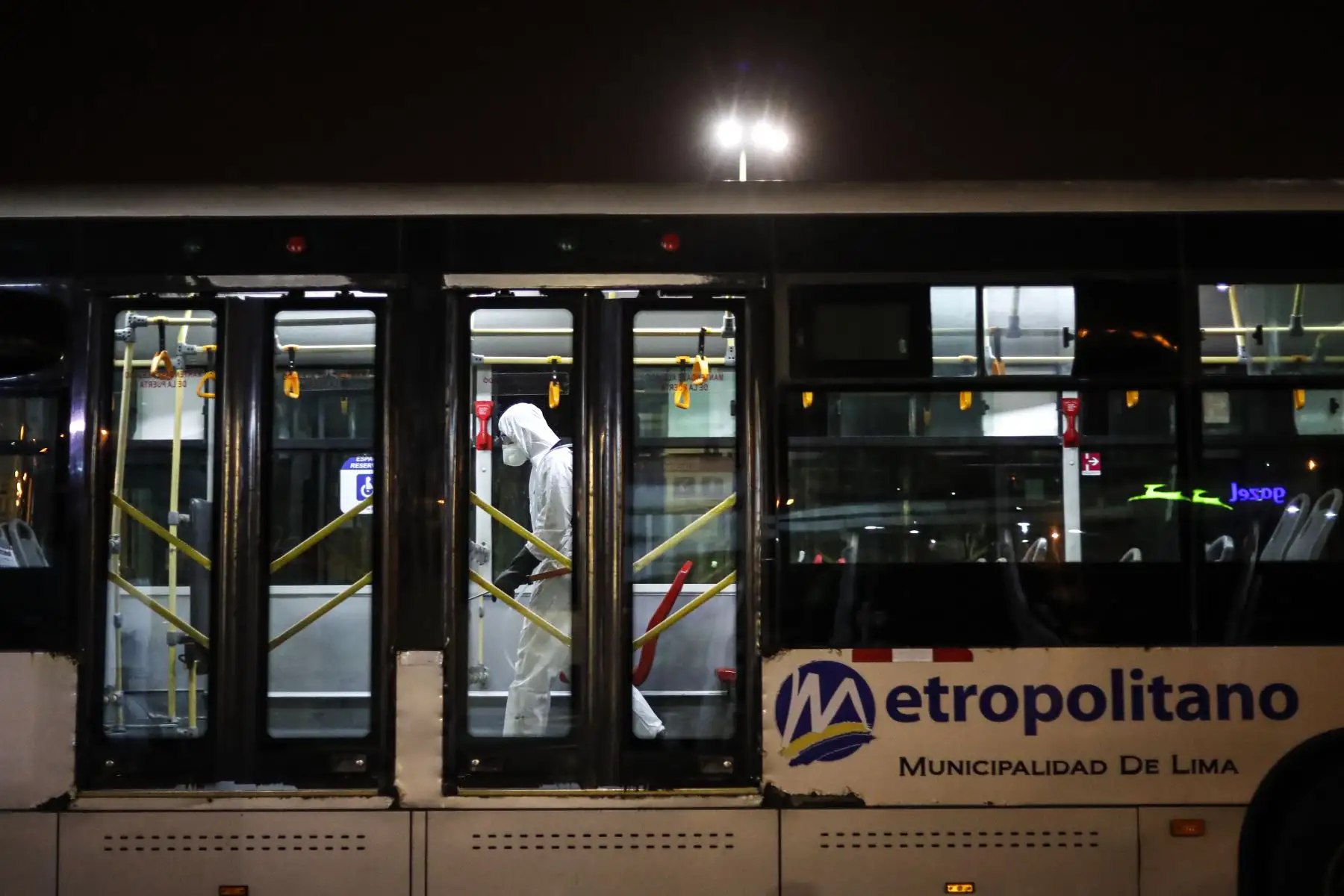 A fin de evitar la propagación y el contagio de enfermedades respiratorias, la Municipalidad de Lima y las empresas concesionarias informaron que han reforzado la limpieza y desinfección en los buses troncales y alimentadores del Metropolitano. Foto: ANDINA/Renato Pajuelo