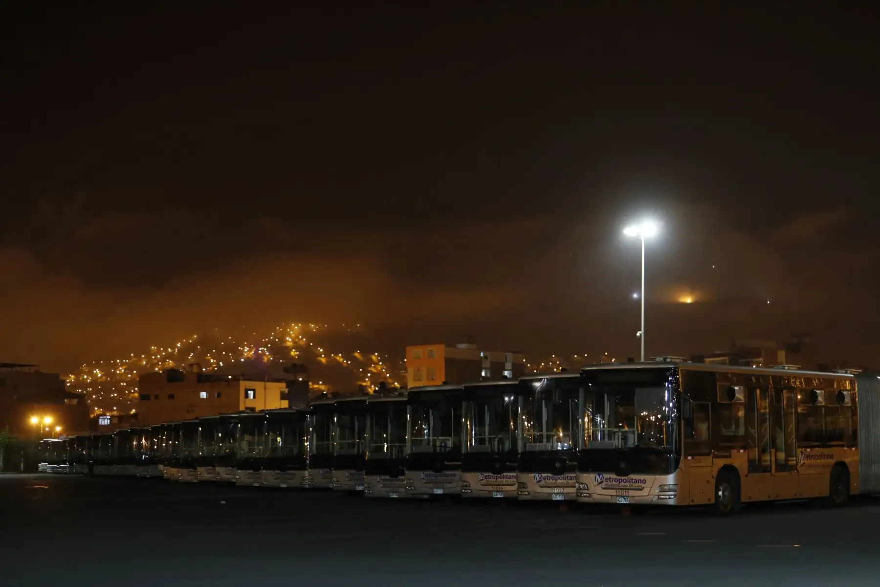 Patio sur del Metropolitano donde se realiza la desinfección de los buses. Foto: ANDINA/Renato Pajuelo