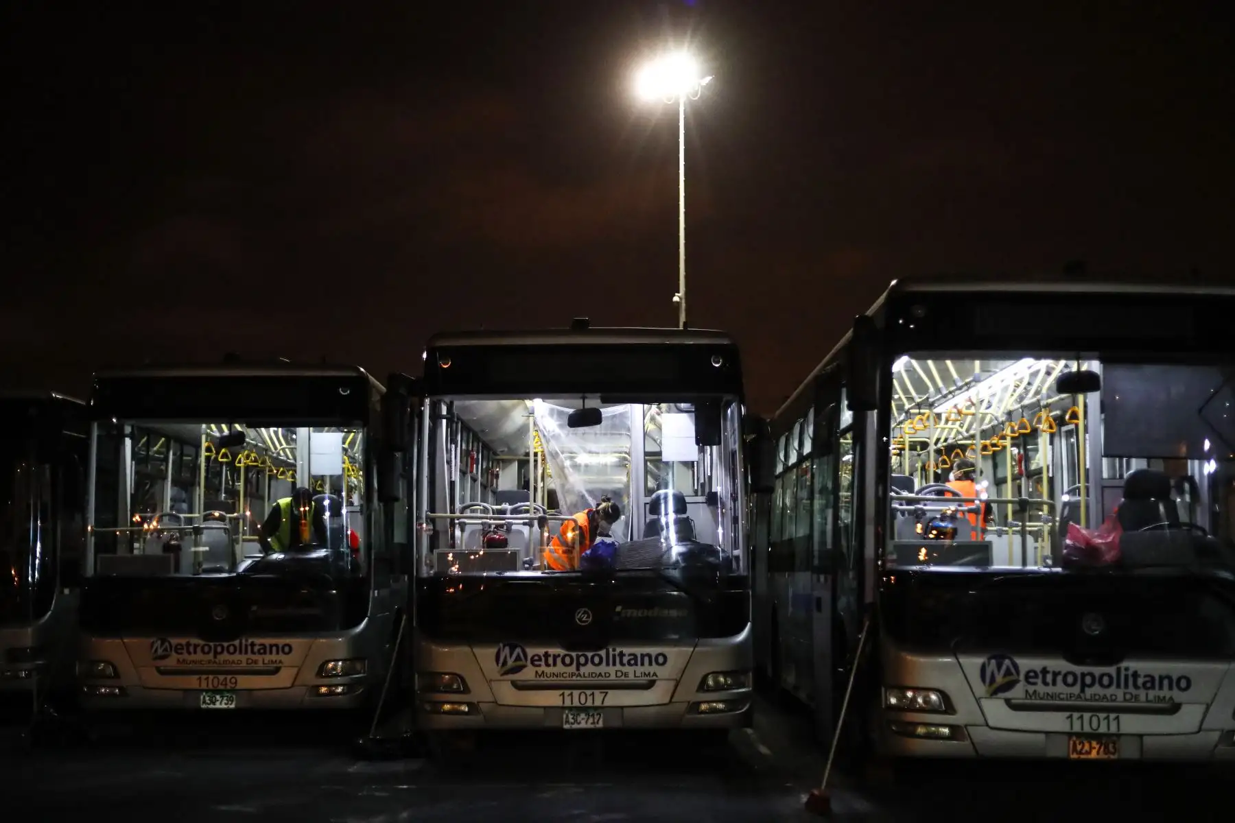 Trabajadores de limpieza realizan su jornada previa a la desinfección del bus. Foto: ANDINA/Renato Pajuelo