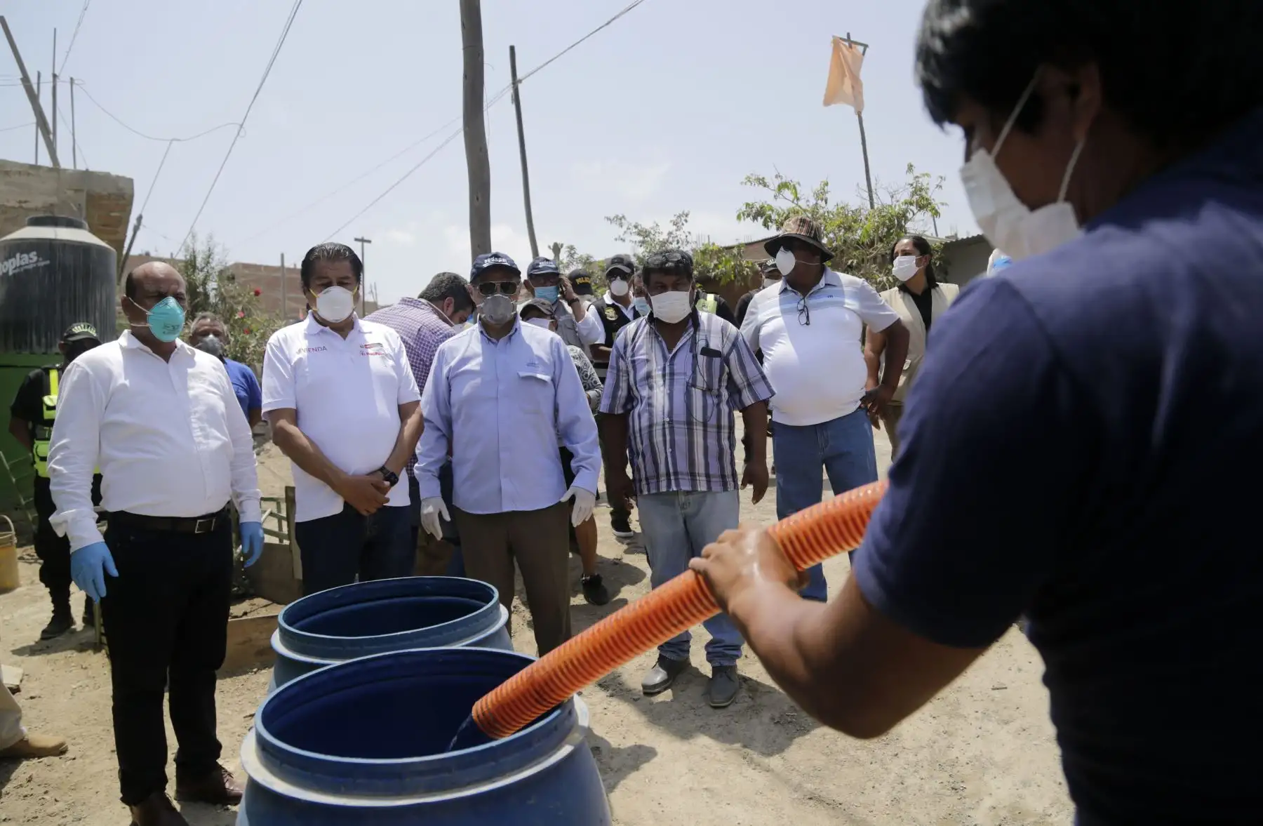 El Ministro de Vivienda , Construcción y Saneamiento , Rodolfo Yañez supervisa la entrega gratuita de agua a los asentamientos humanos de Nueva Rinconada en San Juan de Miraflores y Manchay en Pachacamac en la ciudad de Lima. Foto: ANDINA/Difusión