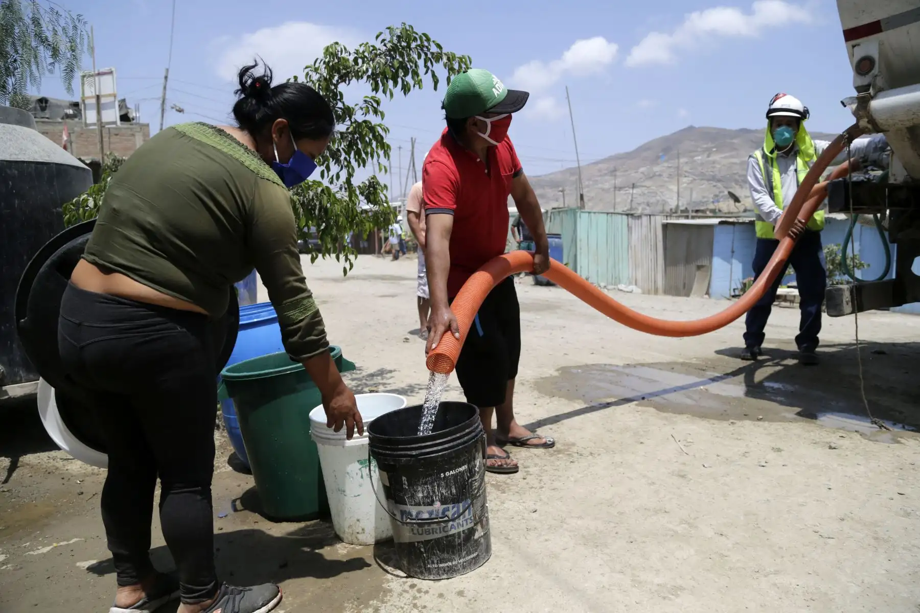 El Ministro de Vivienda , Construcción y Saneamiento , Rodolfo Yañez supervisa la entrega gratuita de agua a los asentamientos humanos de Nueva Rinconada en San Juan de Miraflores y Manchay en Pachacamac en la ciudad de Lima. Foto: ANDINA/Difusión