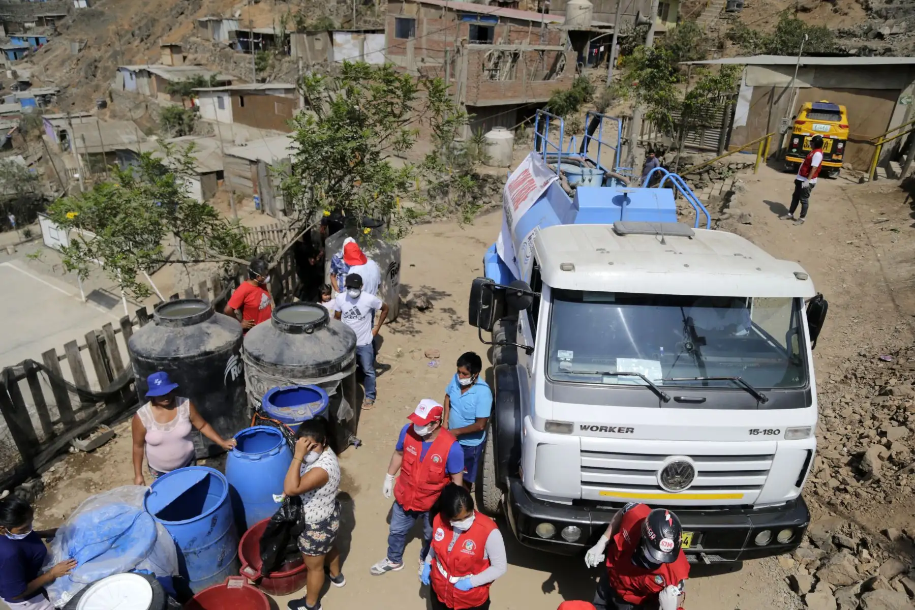 El Ministro de Vivienda , Construcción y Saneamiento , Rodolfo Yañez supervisa la entrega gratuita de agua a los asentamientos humanos de Nueva Rinconada en San Juan de Miraflores y Manchay en Pachacamac en la ciudad de Lima. Foto: ANDINA/Difusión