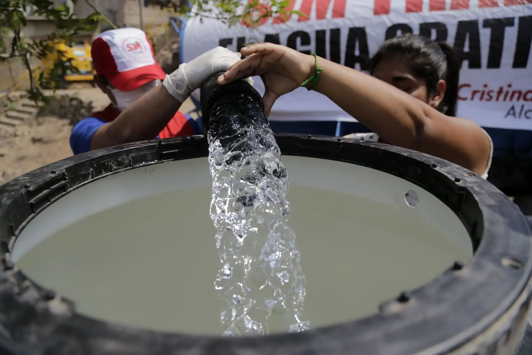 El Ministro de Vivienda , Construcción y Saneamiento , Rodolfo Yañez supervisa la entrega gratuita de agua a los asentamientos humanos de Nueva Rinconada en San Juan de Miraflores y Manchay en Pachacamac en la ciudad de Lima. Foto: ANDINA/Difusión