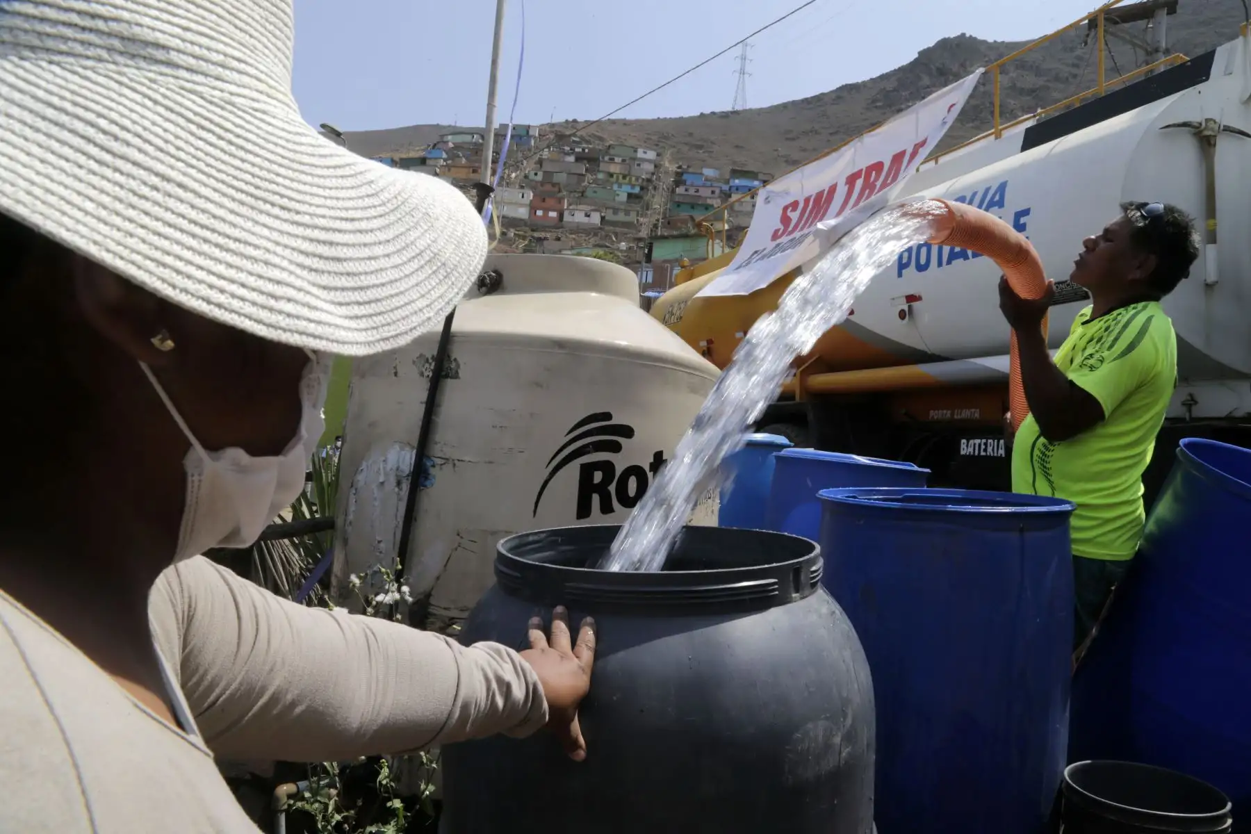 El Ministro de Vivienda , Construcción y Saneamiento , Rodolfo Yañez supervisa la entrega gratuita de agua a los asentamientos humanos de Nueva Rinconada en San Juan de Miraflores y Manchay en Pachacamac en la ciudad de Lima. Foto: ANDINA/Difusión