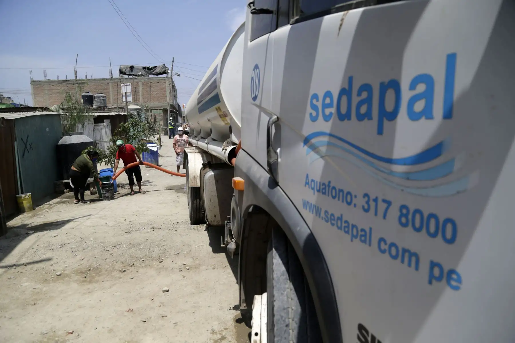 El Ministro de Vivienda , Construcción y Saneamiento , Rodolfo Yañez supervisa la entrega gratuita de agua a los asentamientos humanos de Nueva Rinconada en San Juan de Miraflores y Manchay en Pachacamac en la ciudad de Lima. Foto: ANDINA/Difusión