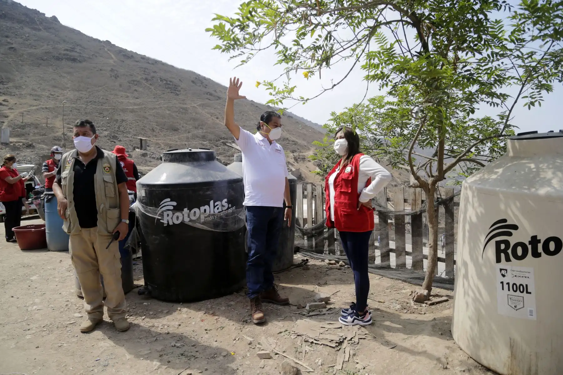 El Ministro de Vivienda , Construcción y Saneamiento , Rodolfo Yañez supervisa la entrega gratuita de agua a los asentamientos humanos de Nueva Rinconada en San Juan de Miraflores y Manchay en Pachacamac en la ciudad de Lima. Foto: ANDINA/Difusión