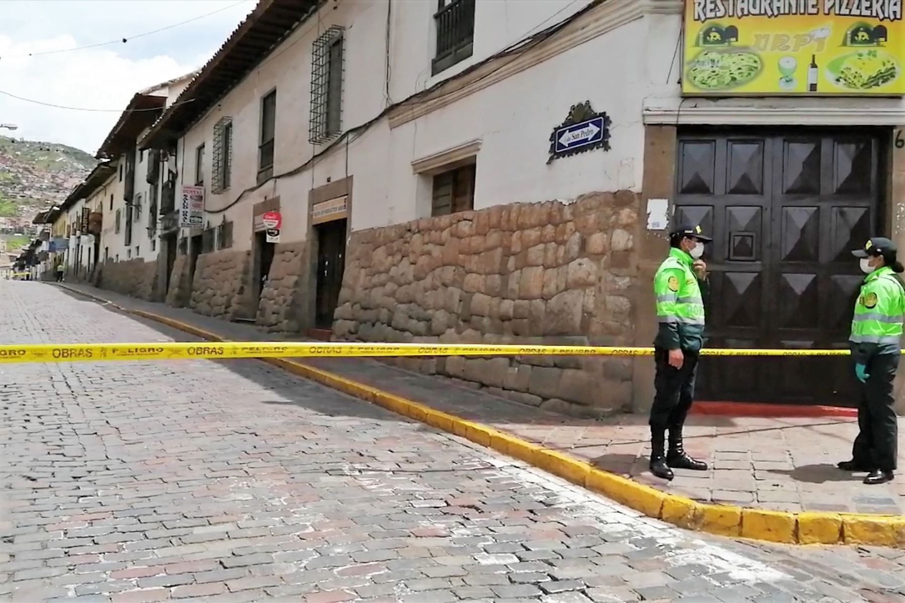 Policía cerró el tránsito de personas y vehículos por la calle donde funciona el hotel que reportó la muerte de un turista chino.