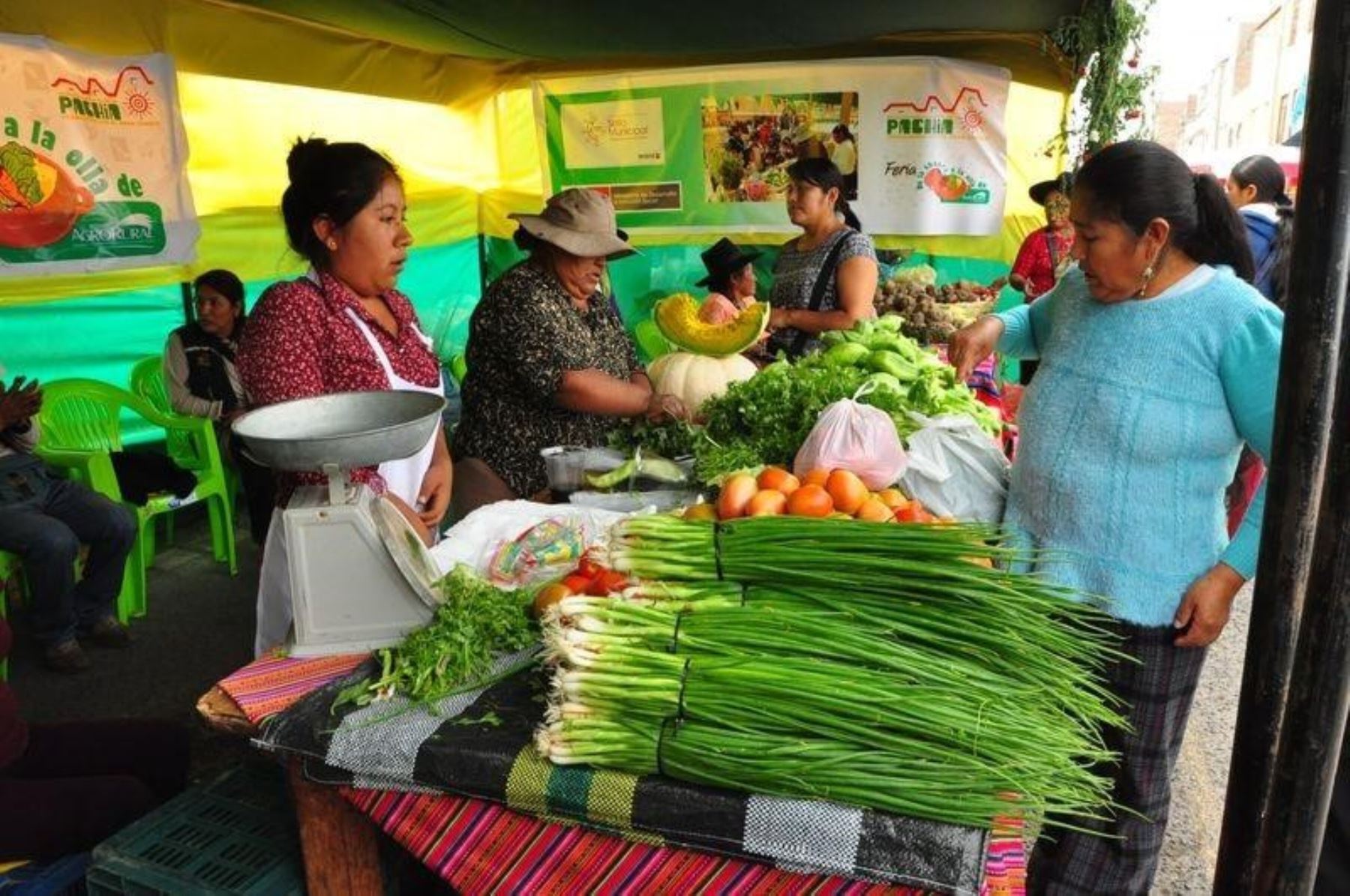 Ministerio de Agricultura organiza mercados itinerantes con productores agropecuarios de provincias para atender a consumidores.