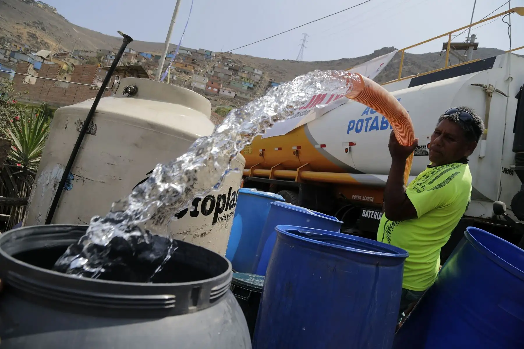 Reparto de agua gratis.