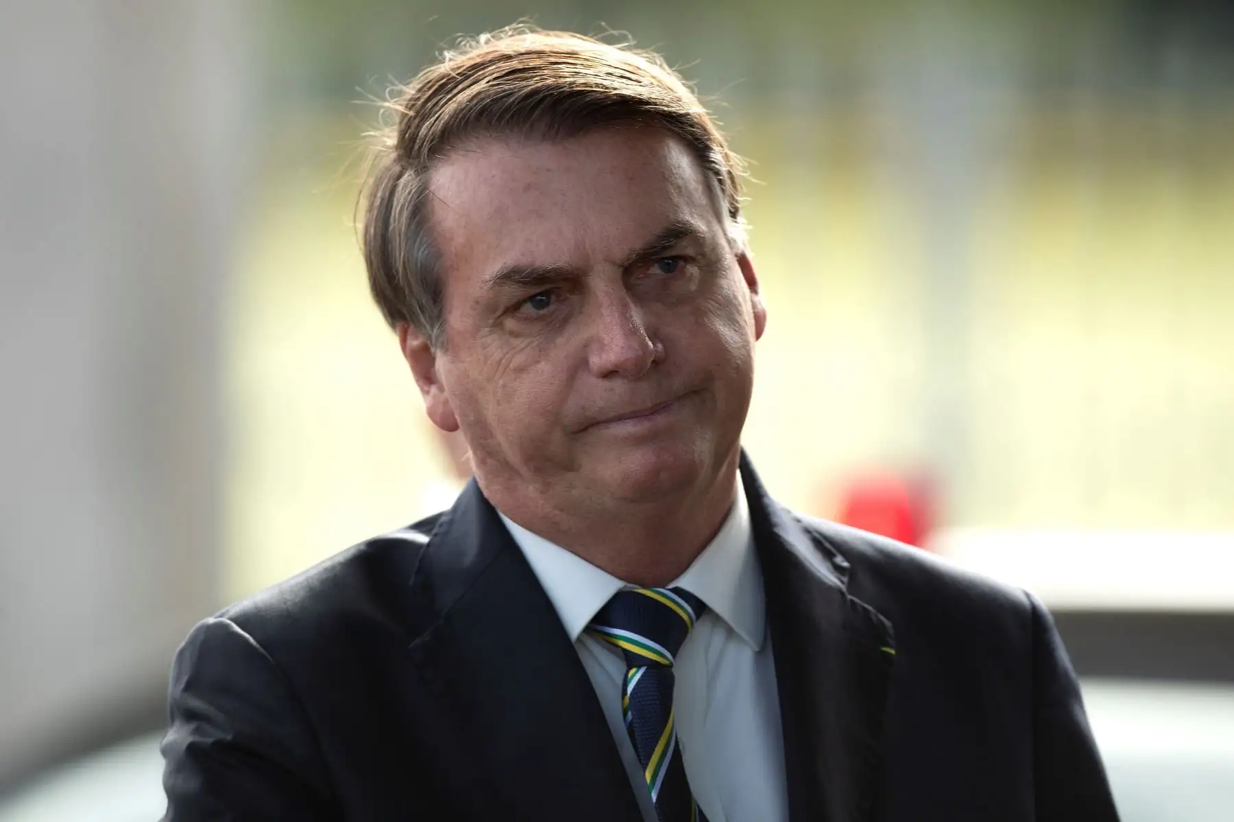 El presidente de Brasil, Jair Bolsonaro, sale del Palacio do Alvorada este viernes, en la ciudad de Brasilia. Foto: EFE