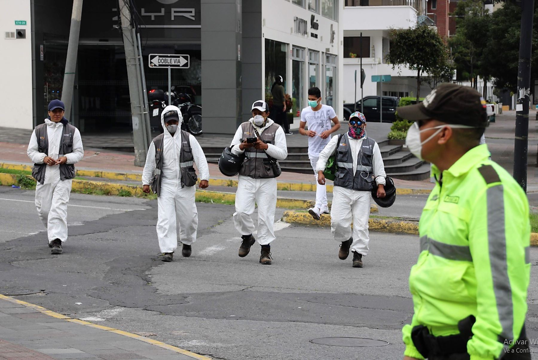 Ecuador estableció nuevas restricciones para el tránsito de personas y vehículos en un intento por ralentizar el avance del coronavirus. Foto: EFE