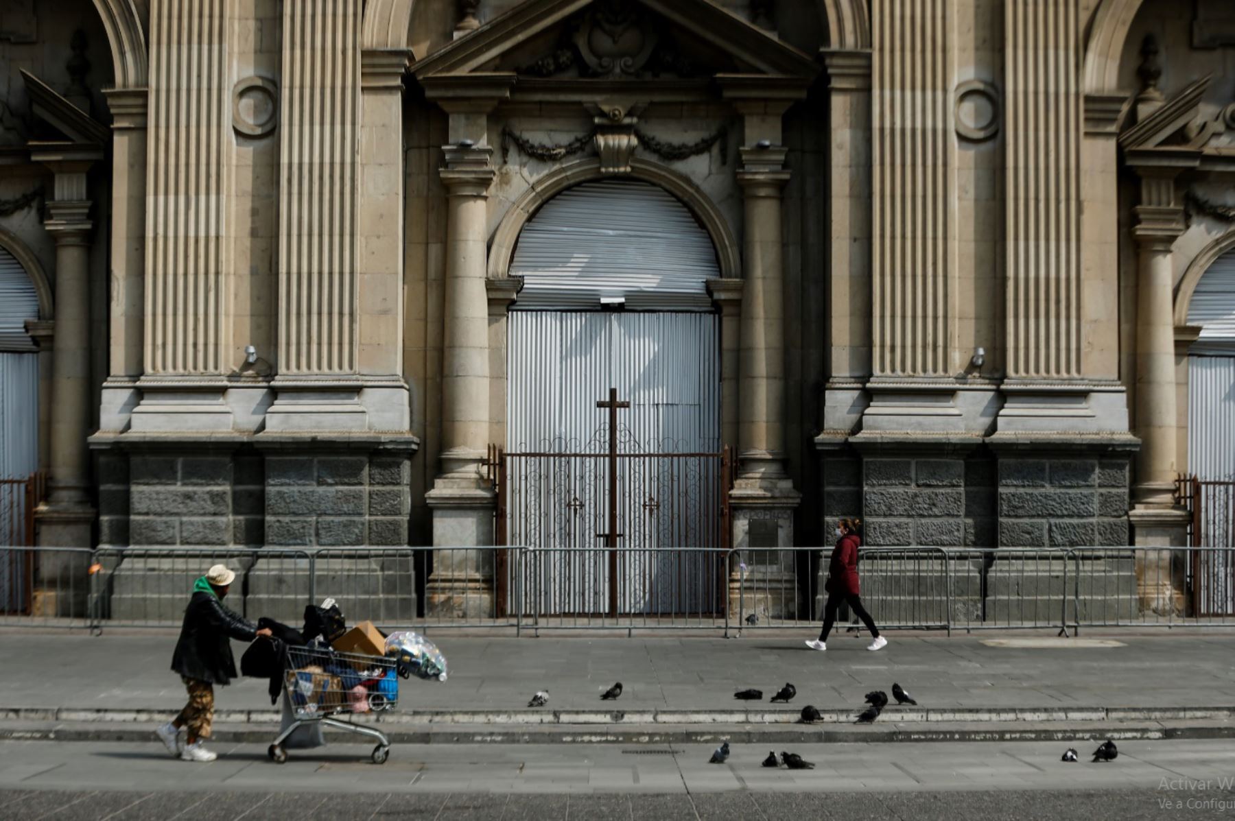 Calle de Santiago de Chile durante las restricciones de circulación por coronavirus. Foto: EFE