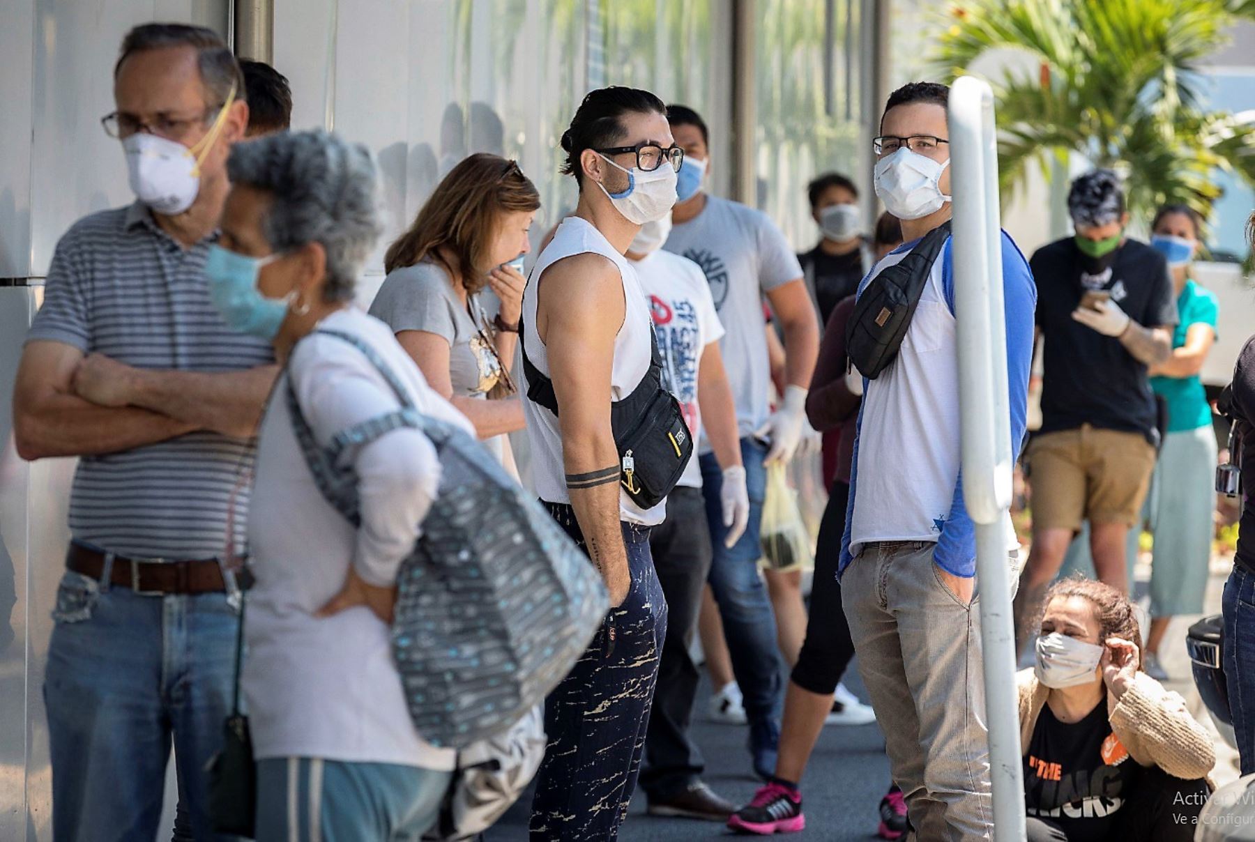 Venezolanos en una calle de Caracas. Las autoridades afirman que están controlando la curva del coronavirus. Foto. EFE.