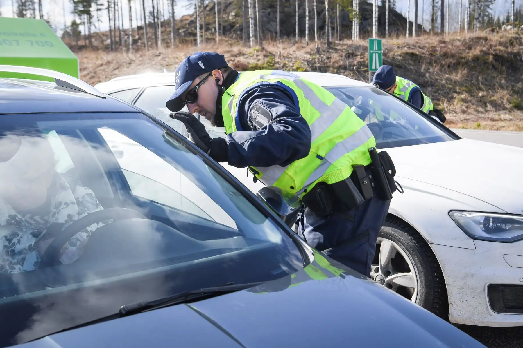 Un oficial de policía interactúa con un conductor en un puesto de control en la autopista E75, que conecta Helsinki y Lahti, en Orimattila, Finlandia.
Foto: EFE