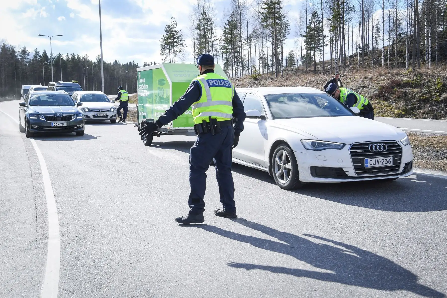 Un oficial de policía interactúa con un conductor en un puesto de control en la autopista E75, que conecta Helsinki y Lahti, en Orimattila, Finlandia.
Foto: EFE