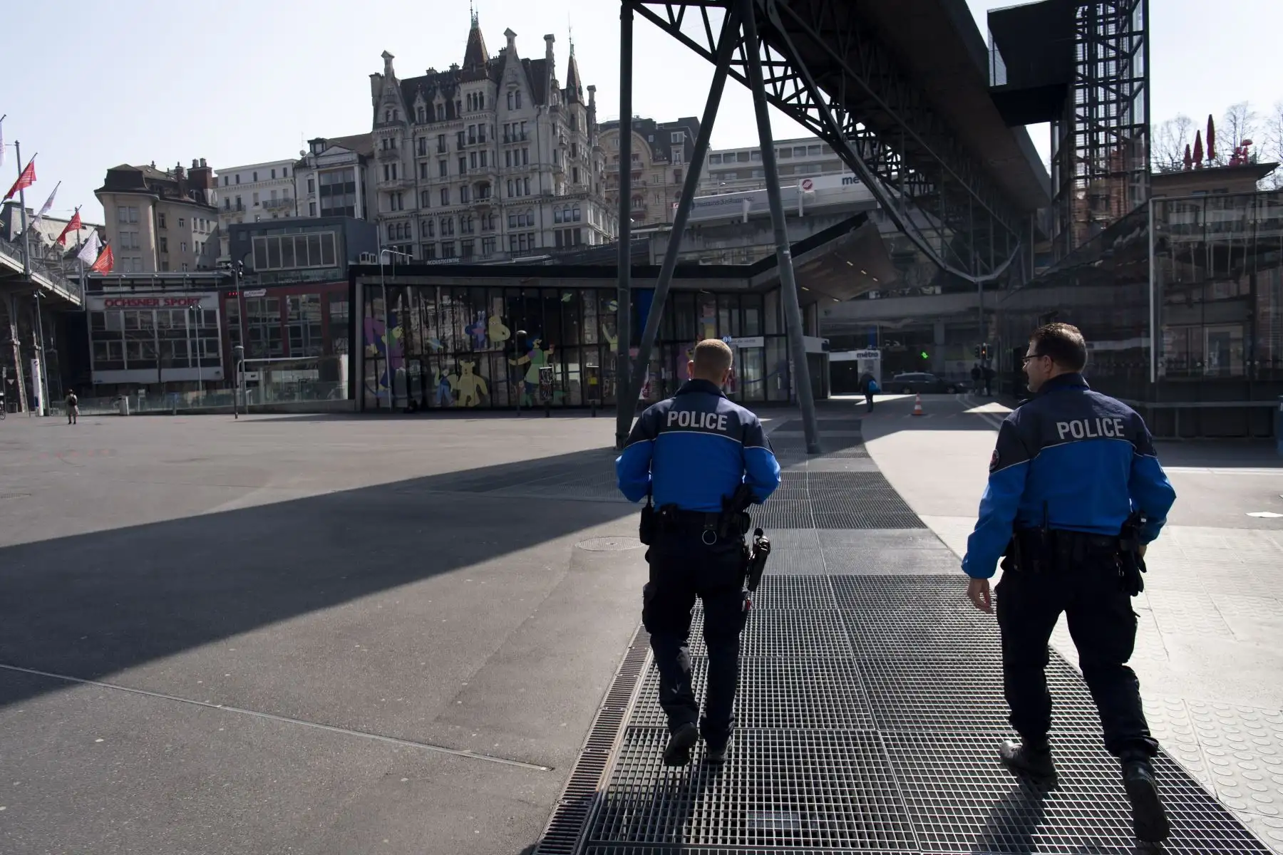 Los oficiales de policía de Lausana patrullan para evitar la reunión de más de 5 personas durante el estado de emergencia del brote de la enfermedad por coronavirus en Lausana, Suiza.
Foto: EFE