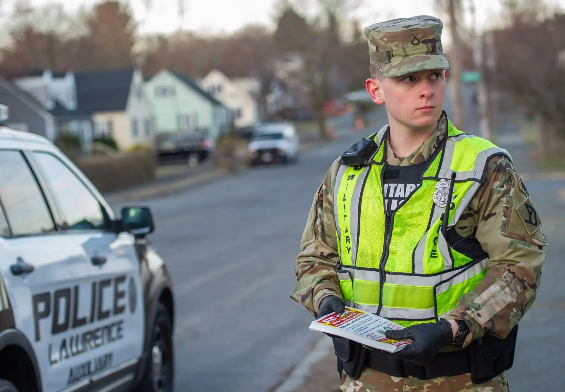 Las tropas de la Guardia Nacional de Massachusetts, junto con funcionarios de la policía local y estatal, distribuyen volantes que describen la necesidad de quedarse en casa, distancia social y lavarse las manos en un esfuerzo por limitar la propagación del coronavirus EE. UU.
Foto: EFE