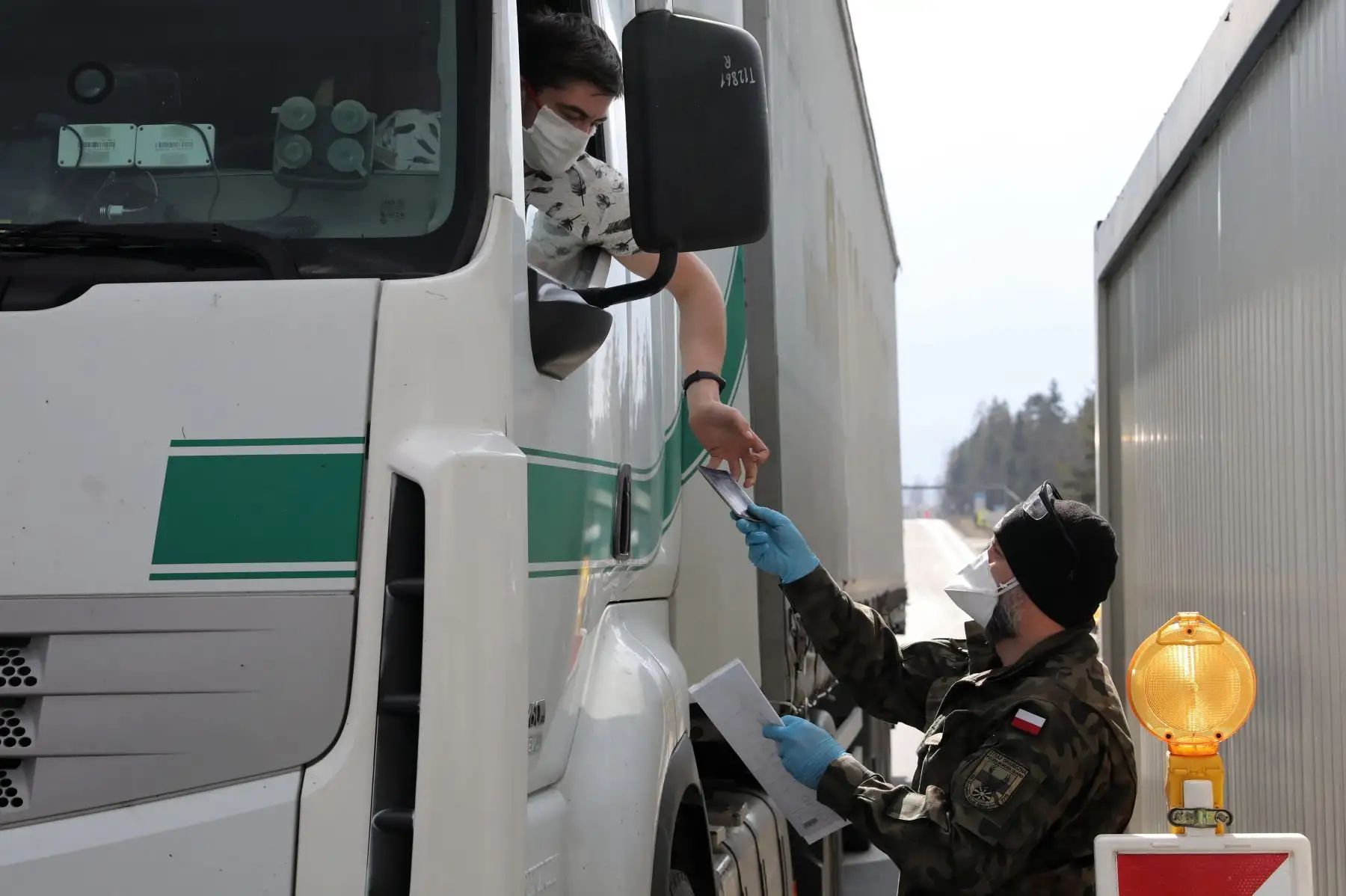 Los guardias fronterizos polacos controlan en el cruce fronterizo polaco-eslovaco en Chyzne, sur de Polonia, hasta nuevo aviso, los automóviles de más de 7,5 toneladas tienen prohibido ingresar a Eslovaquia.
Foto: EFE
