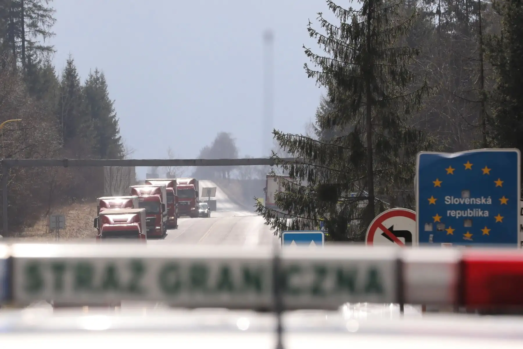 Los guardias fronterizos polacos controlan en el cruce fronterizo polaco-eslovaco en Chyzne, sur de Polonia, hasta nuevo aviso, los automóviles de más de 7,5 toneladas tienen prohibido ingresar a Eslovaquia.
Foto: EFE
