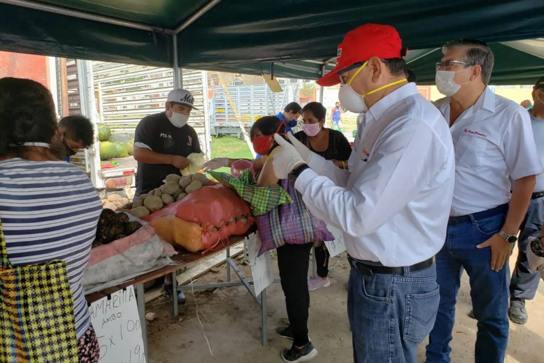 Ministro de Agricultura y Riego, Jorge Montenegro recorre el primer mercado Minagri 
" De la Chacra a la Olla" , instalado en el distrito de Puente Piedra. Foto: Minagri