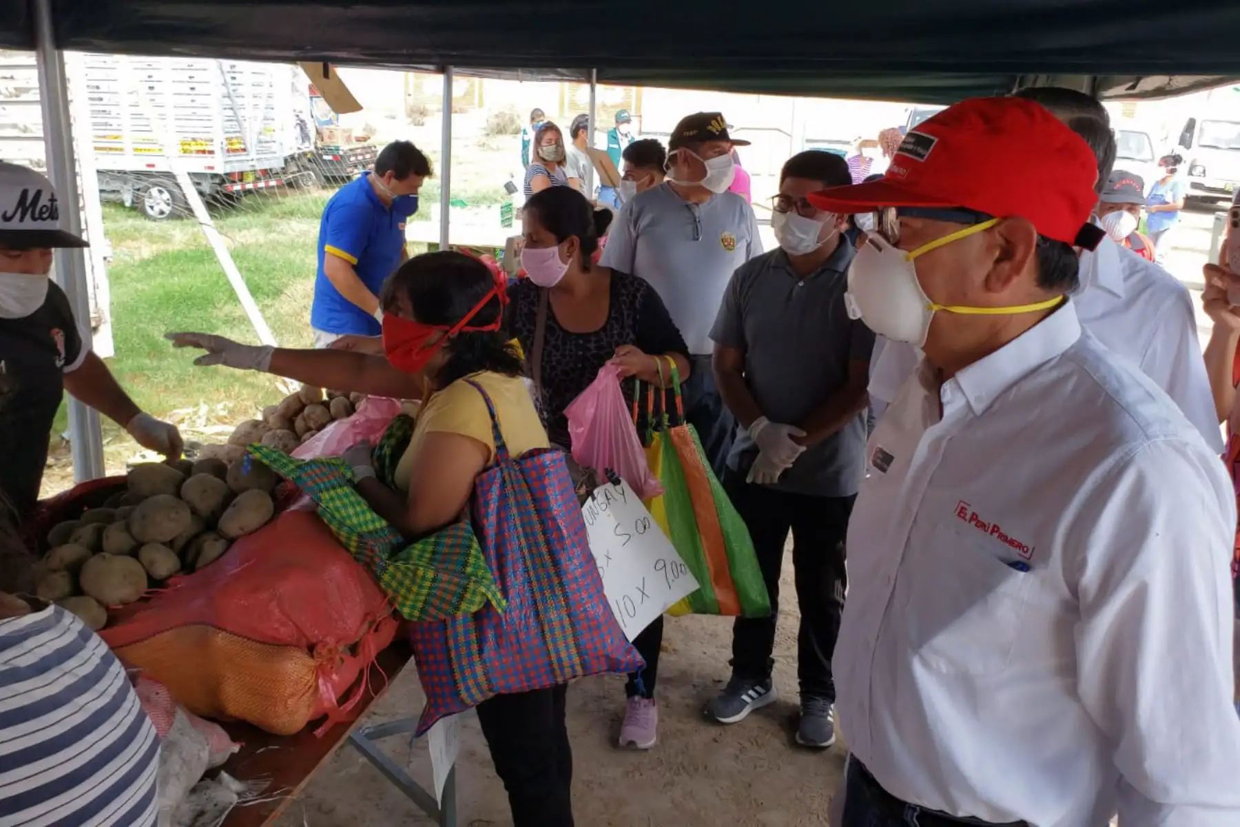Ministro de Agricultura y Riego, Jorge Montenegro recorre el primer mercado Minagri 
" De la Chacra a la Olla" , instalado en el distrito de Puente Piedra. Foto: Minagri