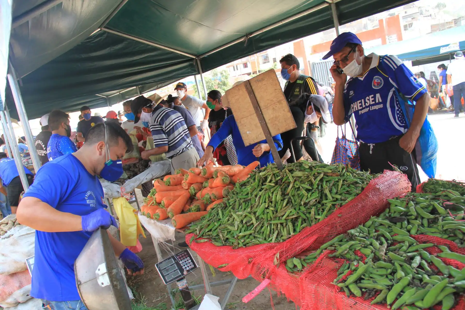 Ministro de Agricultura y Riego, Jorge Montenegro recorre el primer mercado Minagri 
" De la Chacra a la Olla" , instalado en el distrito de Puente Piedra. Foto: Minagri