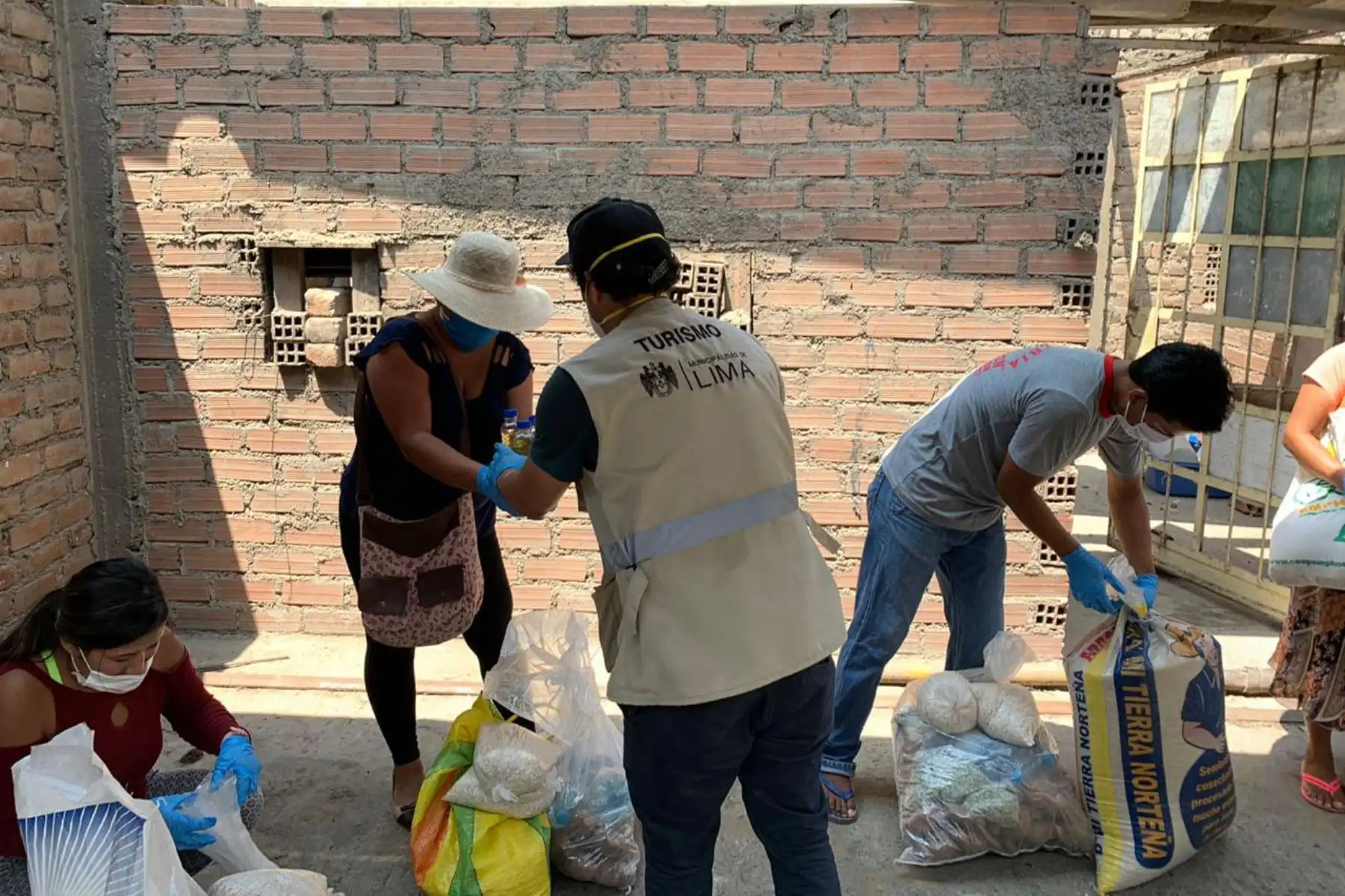 Municipalidad Metropolitana de Lima entrega donativos a 30 familias vulnerables del A.H. Nuevo Peru en SJL.
Foto: Municipalidad de Lima