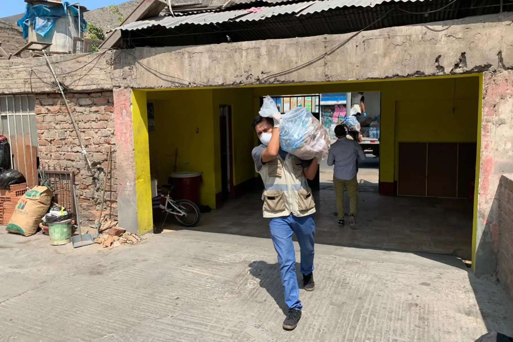 Municipalidad Metropolitana de Lima entrega donativos a 30 familias vulnerables del A.H. Nuevo Peru en SJL.
Foto: Municipalidad de Lima