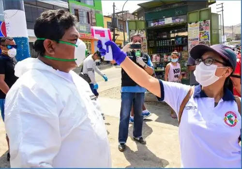 Pobladores que acuden a los centros de abastos antes de ingresar deben tomarse la temperatura.