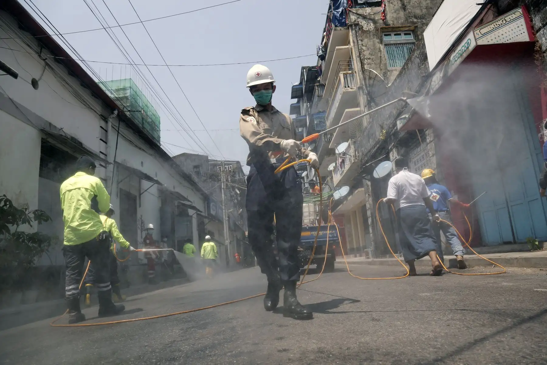 Miembros de la Cruz Roja de Myanmar desinfectan una calle como medida preventiva contra el coronavirus COVID-19 en Yangon.
Foto:AFP