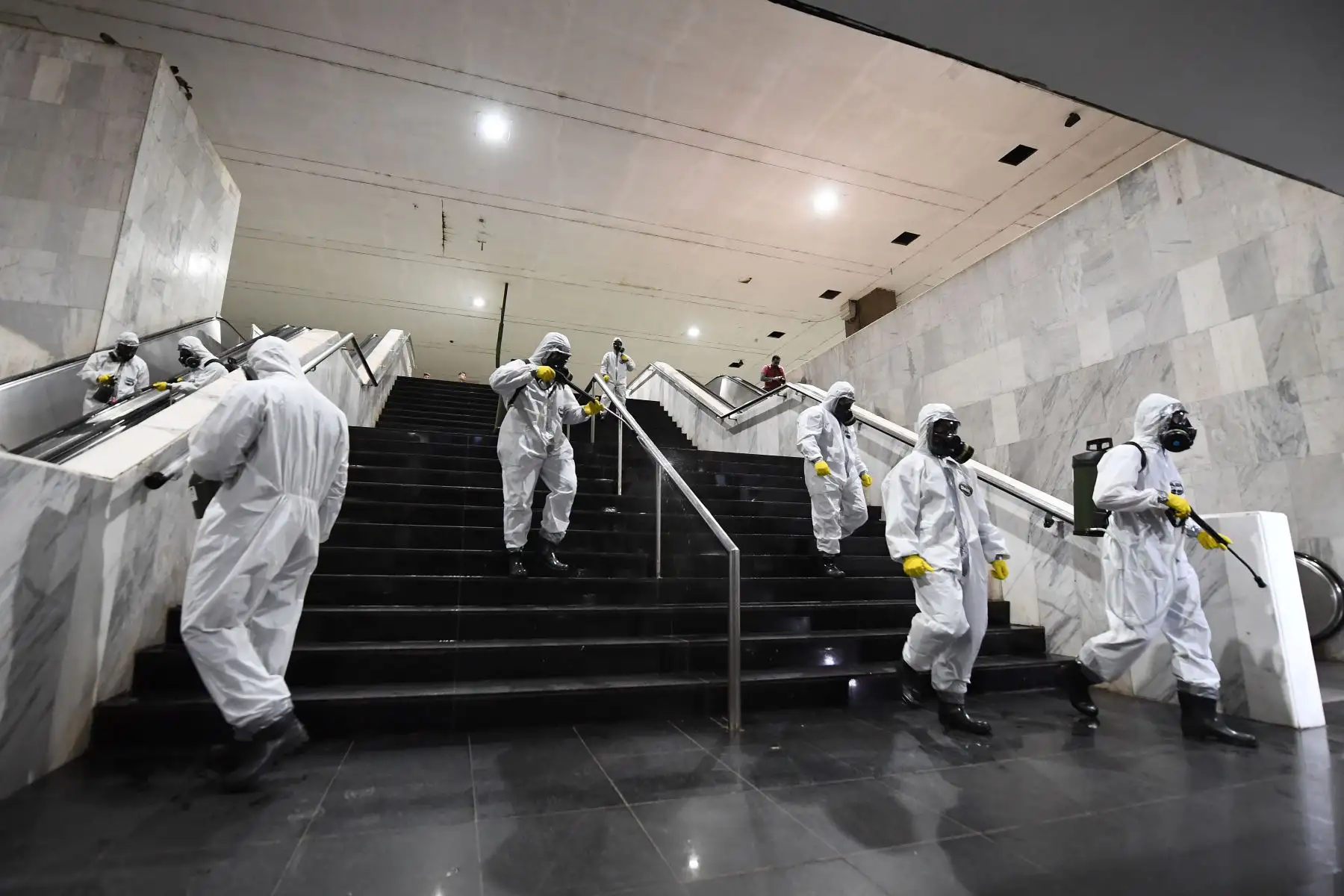 Los soldados brasileños desinfectan la estación central del metro y sus alrededores, como medida contra la propagación del coronavirus, COVID-19, pandemia en Brasilia.
Foto: AFP
