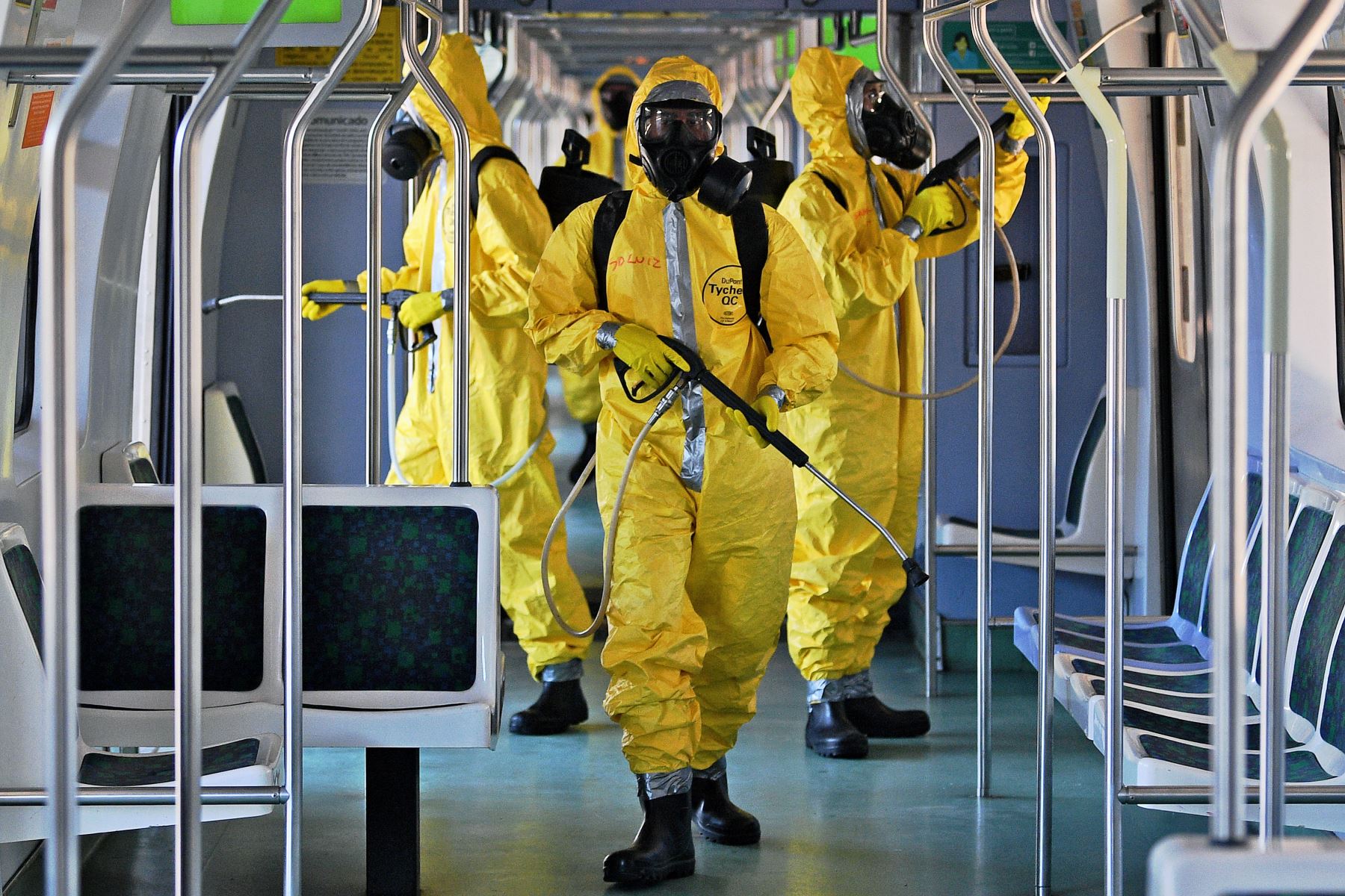 Los soldados brasileños desinfectan la estación central del metro y sus alrededores, como medida contra la propagación del coronavirus, COVID-19, pandemia en Brasilia.
Foto: AFP