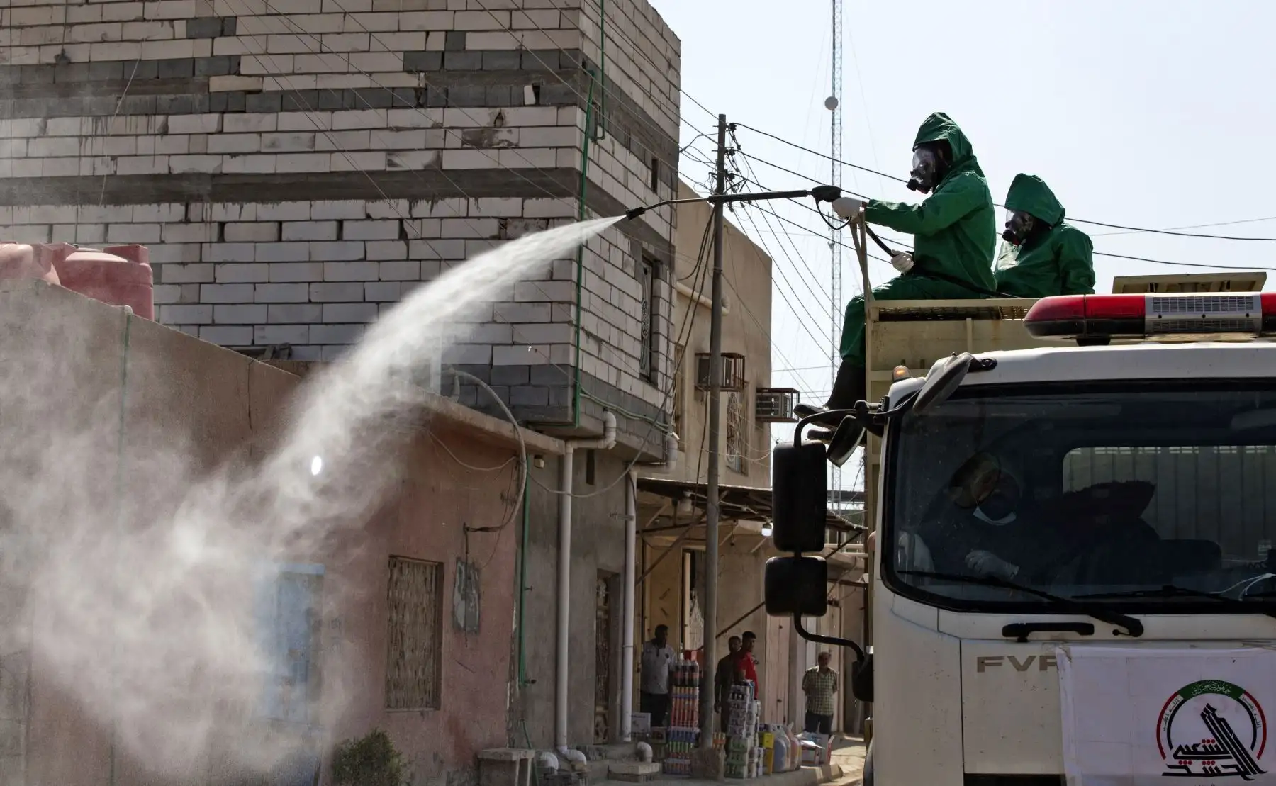 Los trabajadores de salud iraquíes rocían líquido desinfectante en las calles del centro de la ciudad sureña de Basora, en un intento por frenar la propagación del nuevo coronavirus que causa la enfermedad COVID-19.
Foto: AFP
