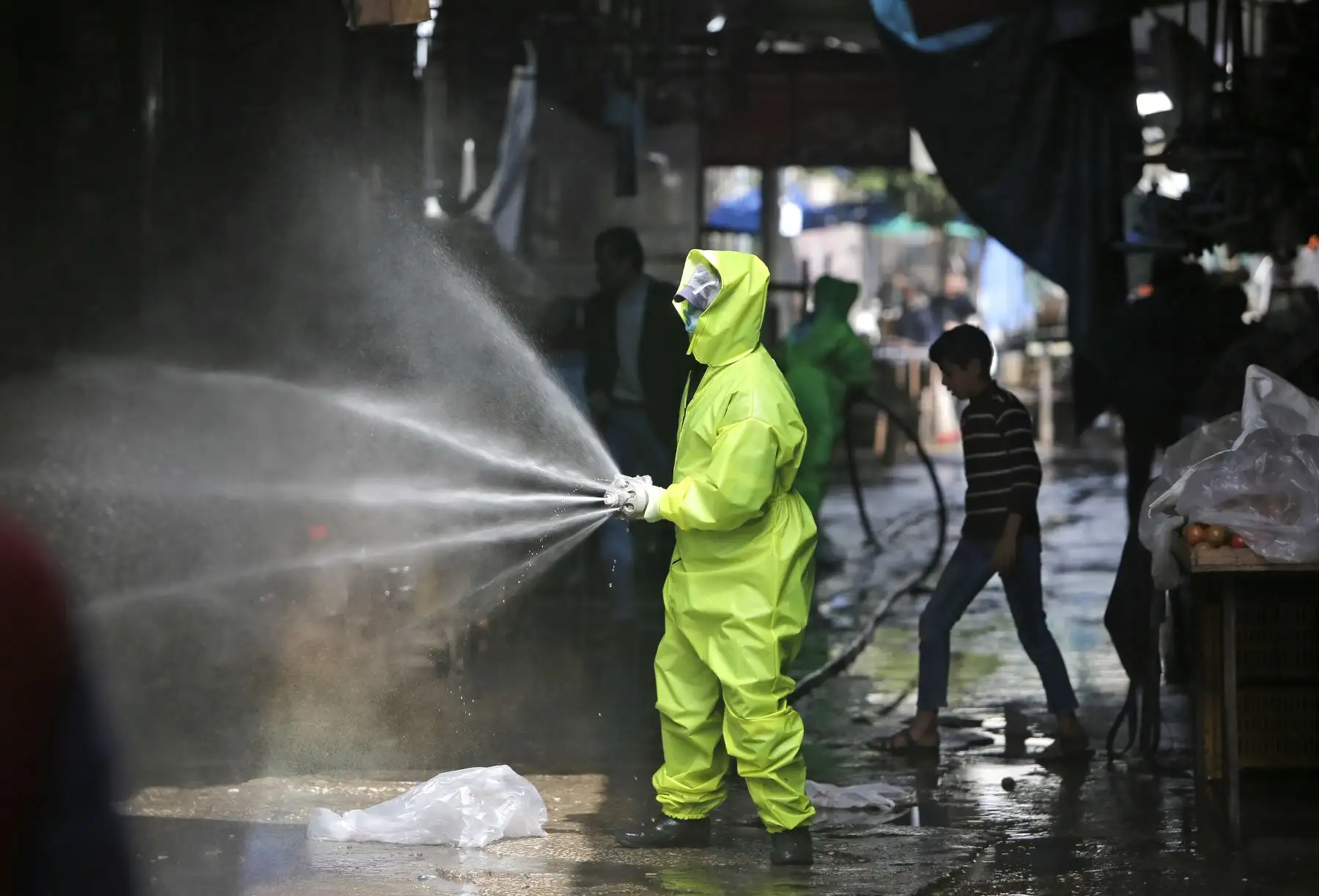 Los trabajadores municipales palestinos rocían desinfectante como precaución contra la propagación del coronavirus COVID-19 en un mercado en la ciudad de Gaza.
Foto: AFP