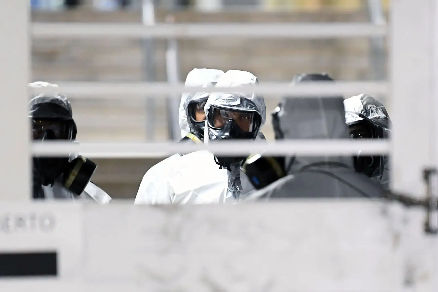 Los soldados brasileños desinfectan la estación central del metro y sus alrededores, como medida contra la propagación del coronavirus, COVID-19, pandemia en Brasilia.
Foto: AFP